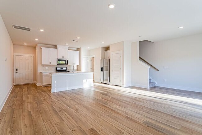 Building Photo - 3 Bedroom 2.5 Townhome Off of Butler Rd!