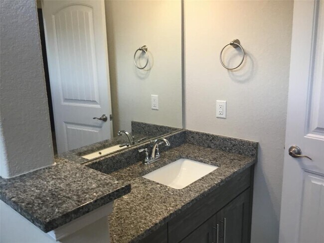 Building Photo - 421 Fair Oaks Dr
