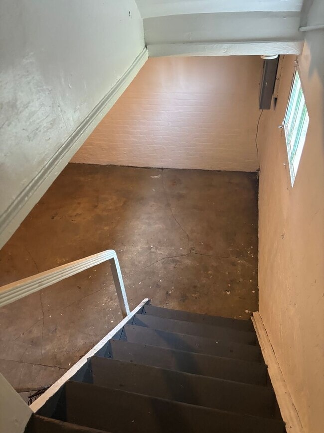 Building Photo - Section 8 Accepted! 5 BR 2 BA