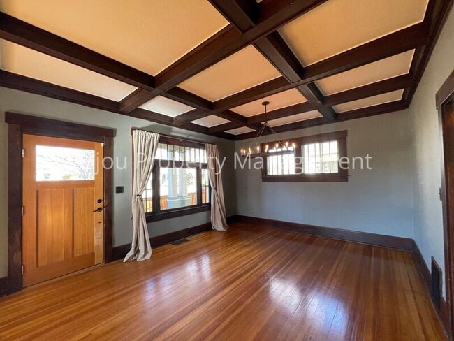 Building Photo - 903 N Corona St
