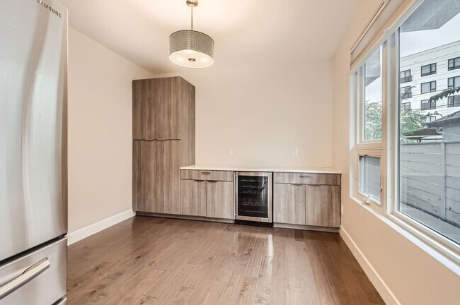 Building Photo - GORGEOUS TOWNHOUSE IN RiNo