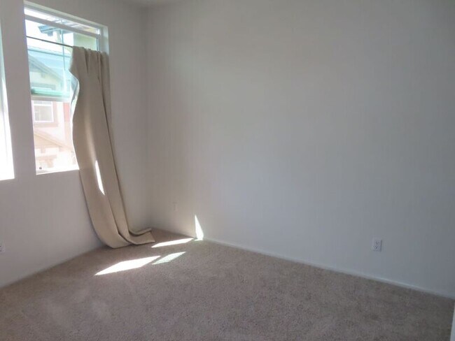 Building Photo - 40585 Melrose Dr