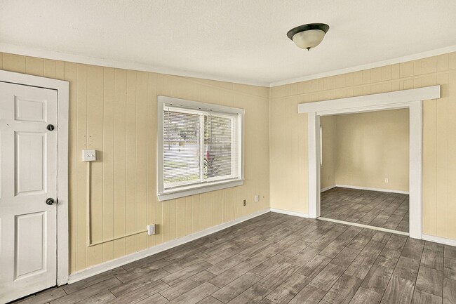 Building Photo - Newly renovated 3 bedroom/1 bathroom home ...