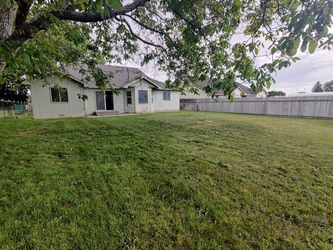 Building Photo - Great South Kennewick location close to fr...
