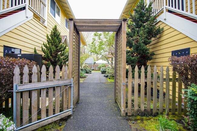 Building Photo - Nicely Renovated Townhome in Adorable Broo...