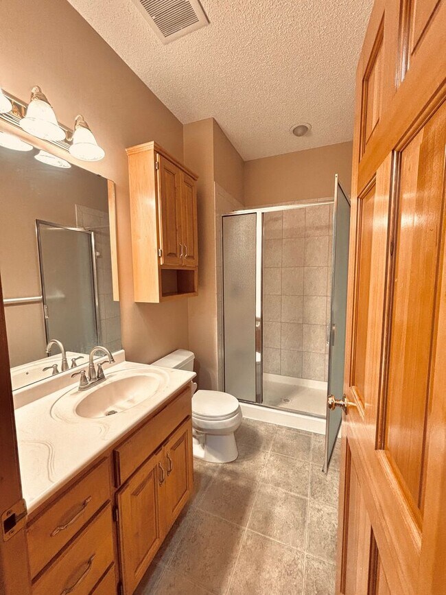 Building Photo - Huge 5 bed home located in Maple Grove!