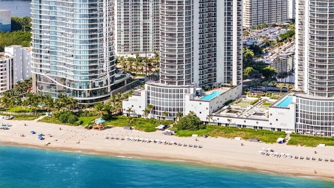 Building Photo - 15811 Collins Ave