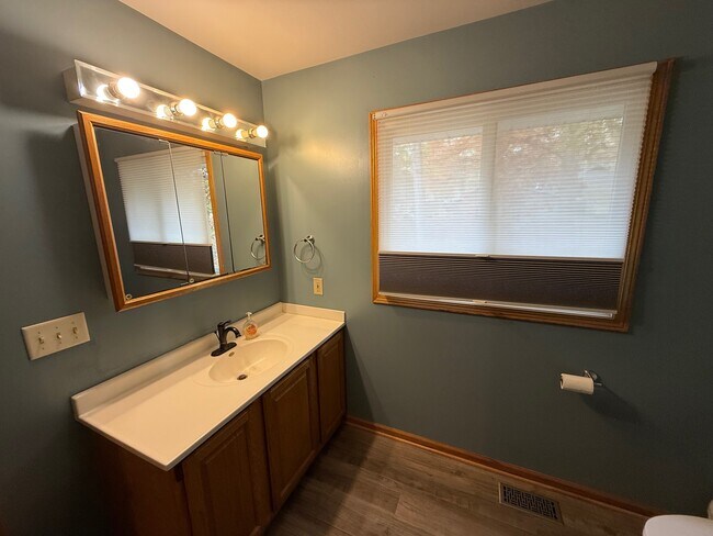 Building Photo - 709 Manor Dr