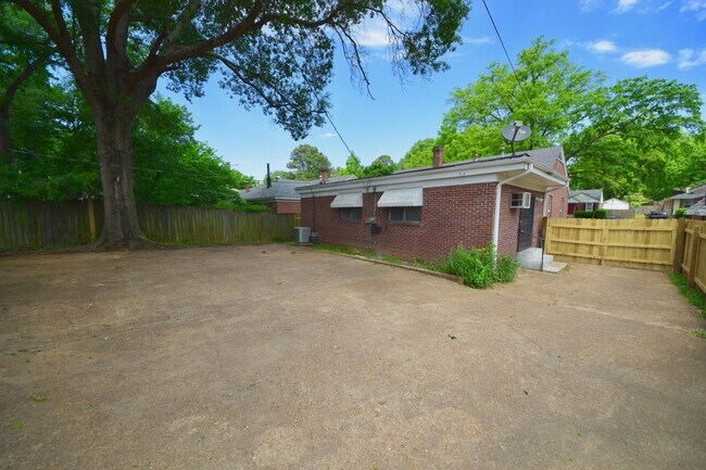 Building Photo - 4 Bedroom, 2 Bathrooms Near UOM and Highland