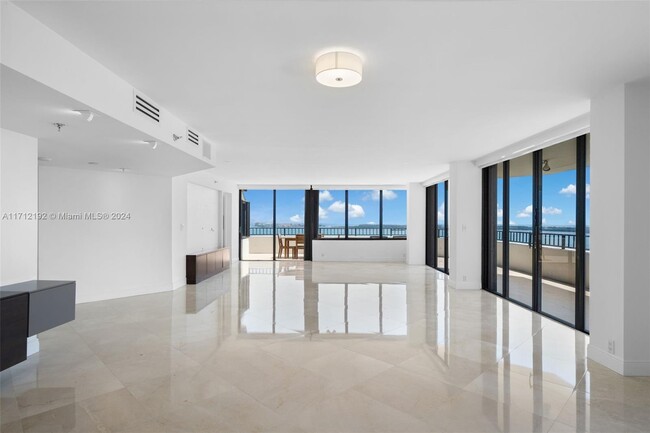 Building Photo - 520 Brickell Key Dr