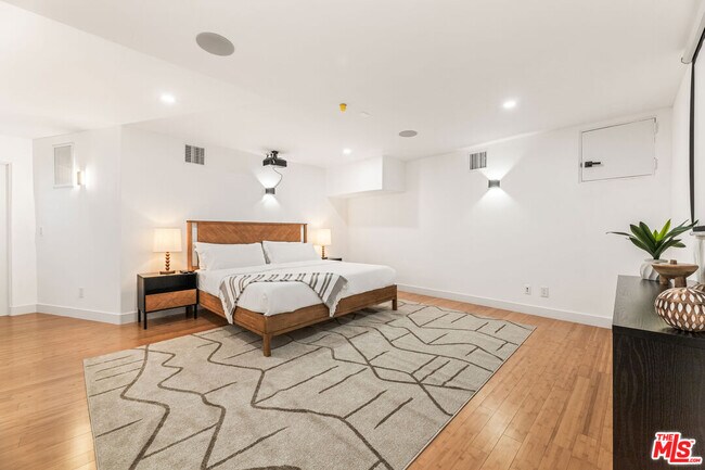 Building Photo - 8425 Hillside Ave