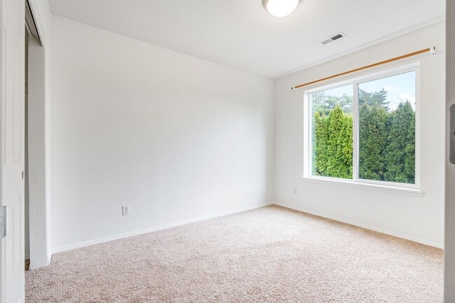 Building Photo - Beautiful Townhome in the Highly Desirable Oak Hills community!