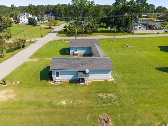 Building Photo - Two bedroom in Coats, NC!
