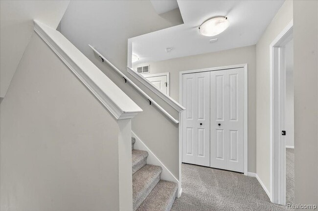 Building Photo - 1087 Hampton Cir