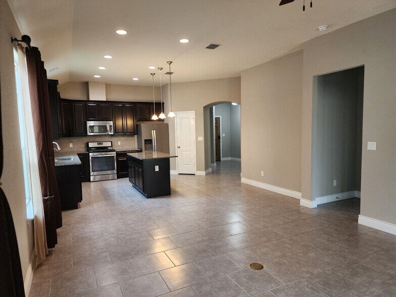 Building Photo - 27423 Paraiso Sands