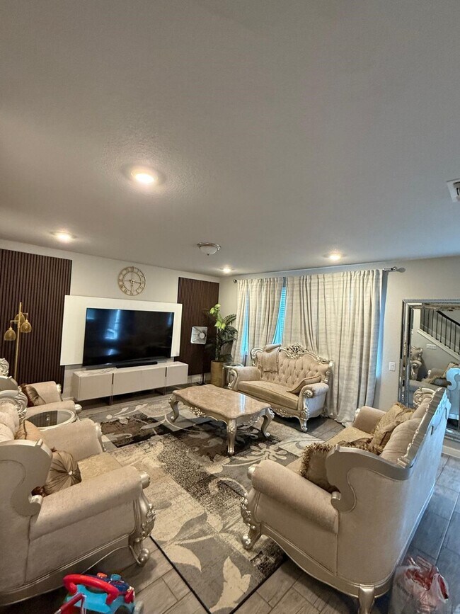 Building Photo - 740 Ft Leonard