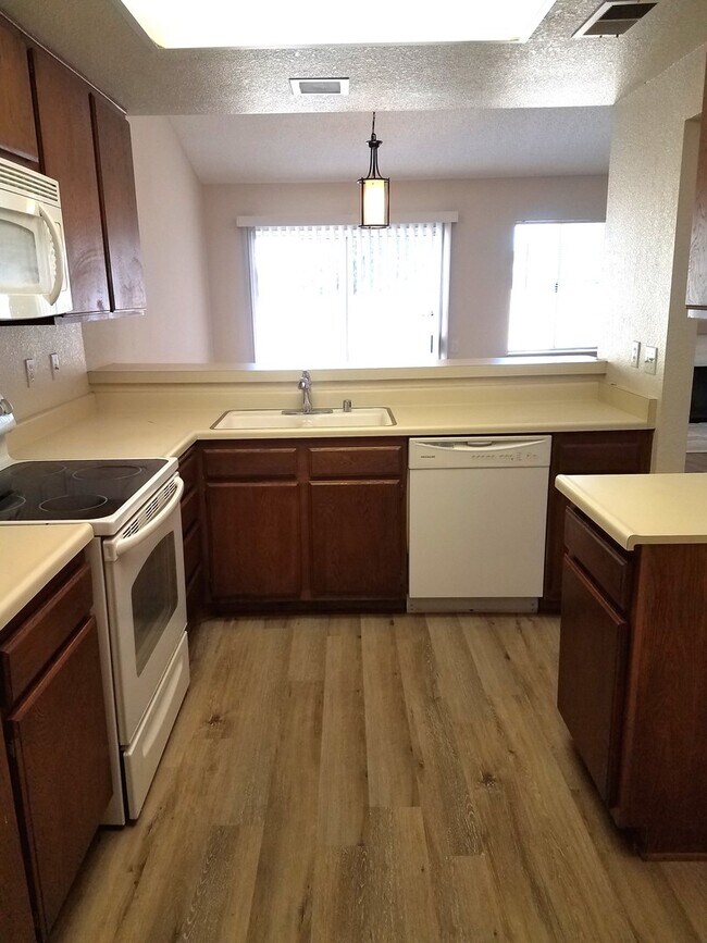 Building Photo - Charming 2 bed 2 bath in west side of Heme...