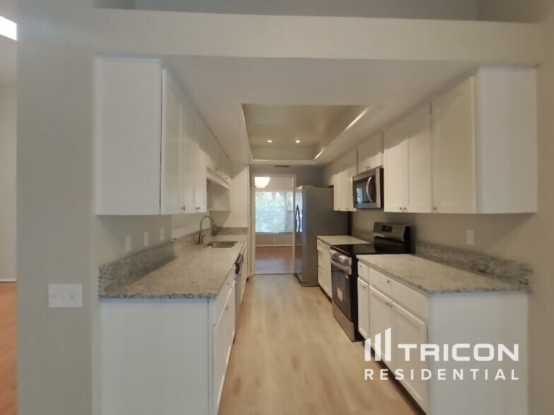 Building Photo - 16147 Vanderbilt Dr