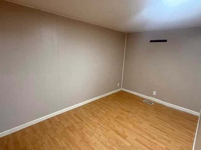 Building Photo - 585 Pleasant Hill Rd