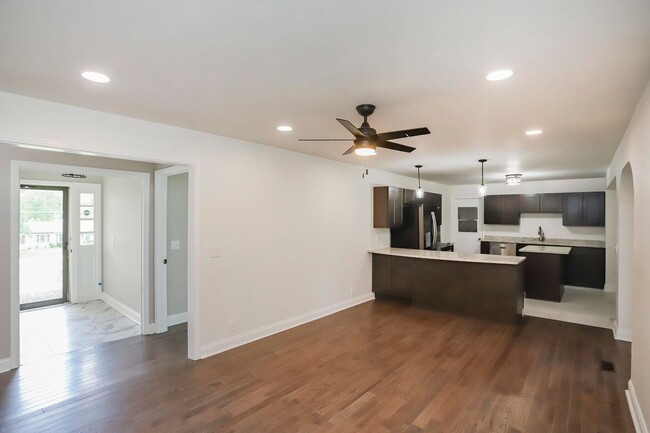 Building Photo - 505 W Angela Cir