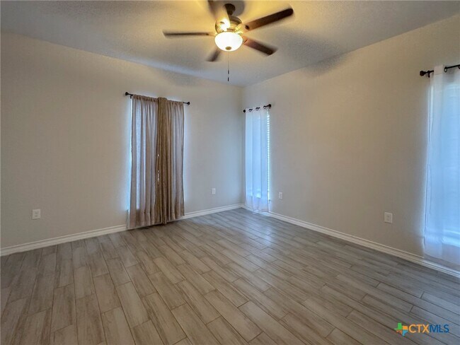 Building Photo - 2410 Golf Dr