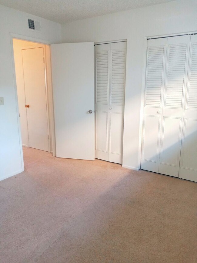 Building Photo - Ground Floor 2bd Condo With On-site Laundr...