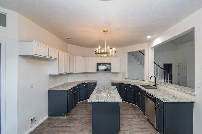 Building Photo - 30611 Country Meadows Dr