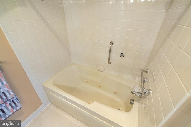 Building Photo - 5213 Le Parc Dr