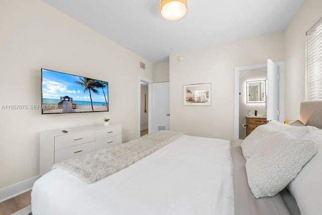 Building Photo - 1471 Lincoln Terrace