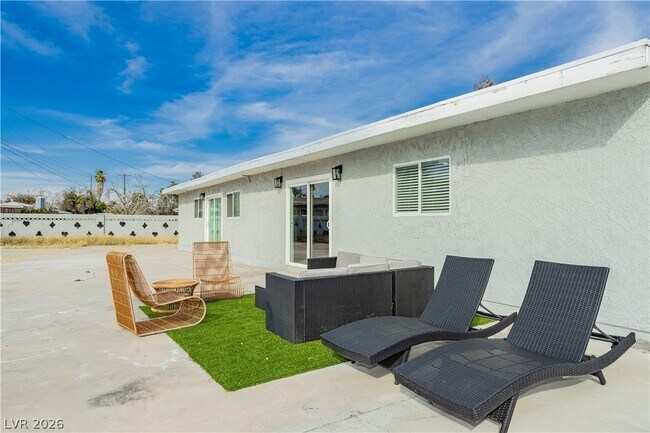 Building Photo - 1913 Birch St