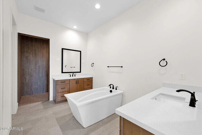 Building Photo - 2648 E Longhorn Ct