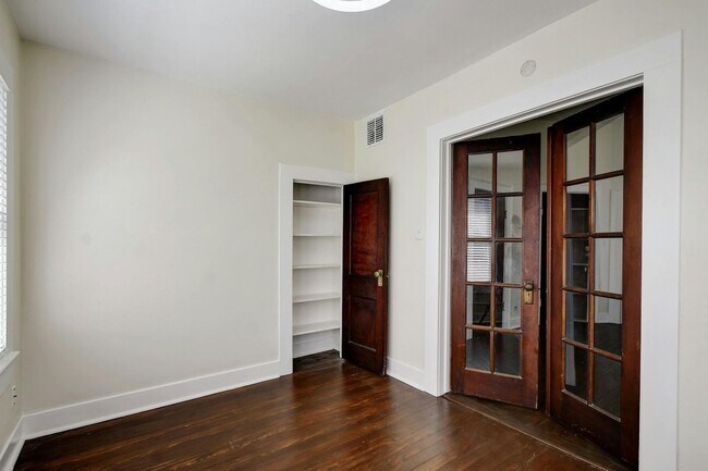 Building Photo - 423 W Woodlawn Ave