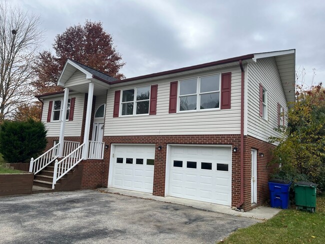 Building Photo - Spacious House In Christiansburg