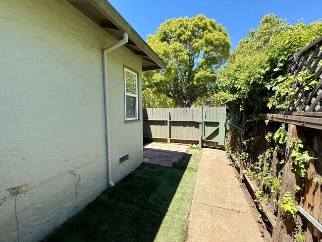 Building Photo - 406 Woodland Ave