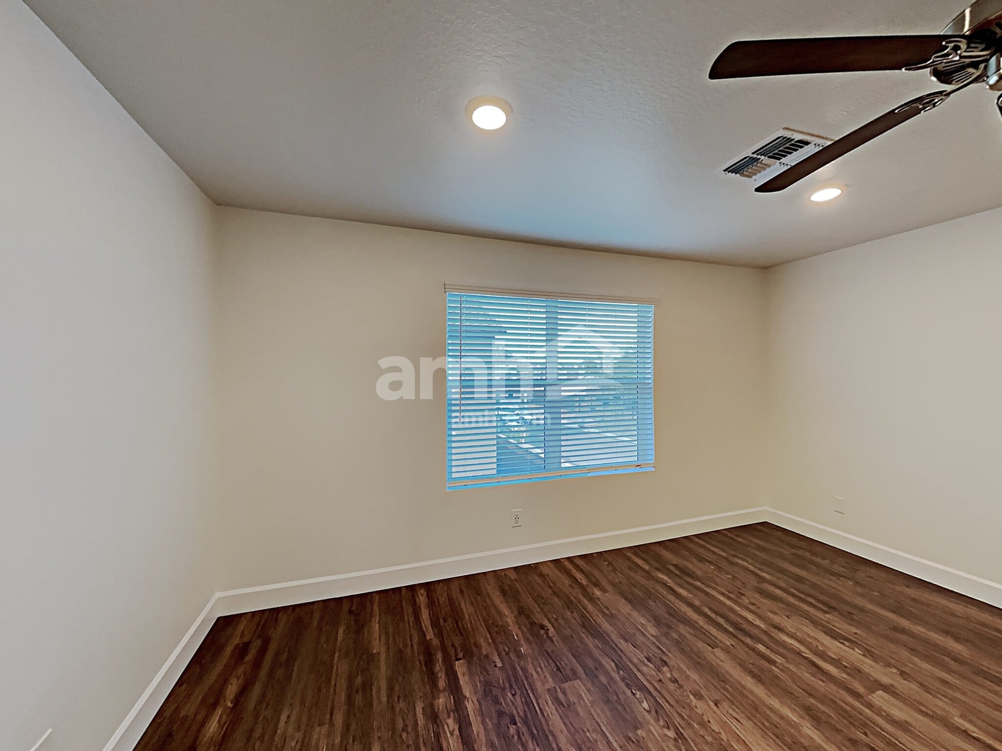 Building Photo - 622 W Harbor Dr