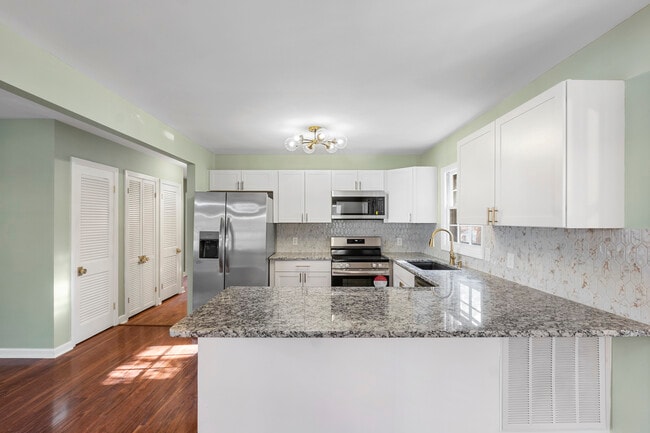 Building Photo - 2201 Knollwood Dr