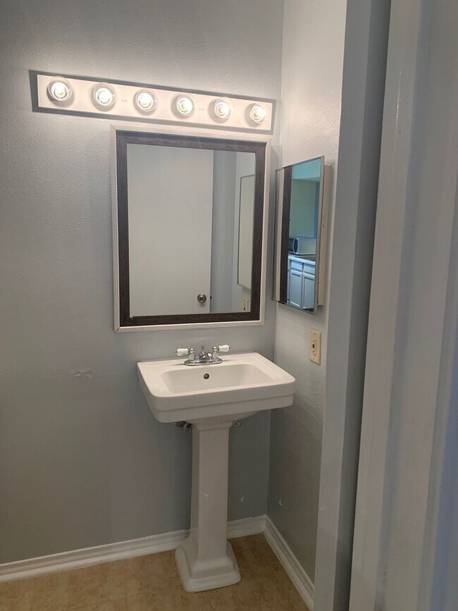 Building Photo - Now Available - 1-Bedroom Condo Near Medic...