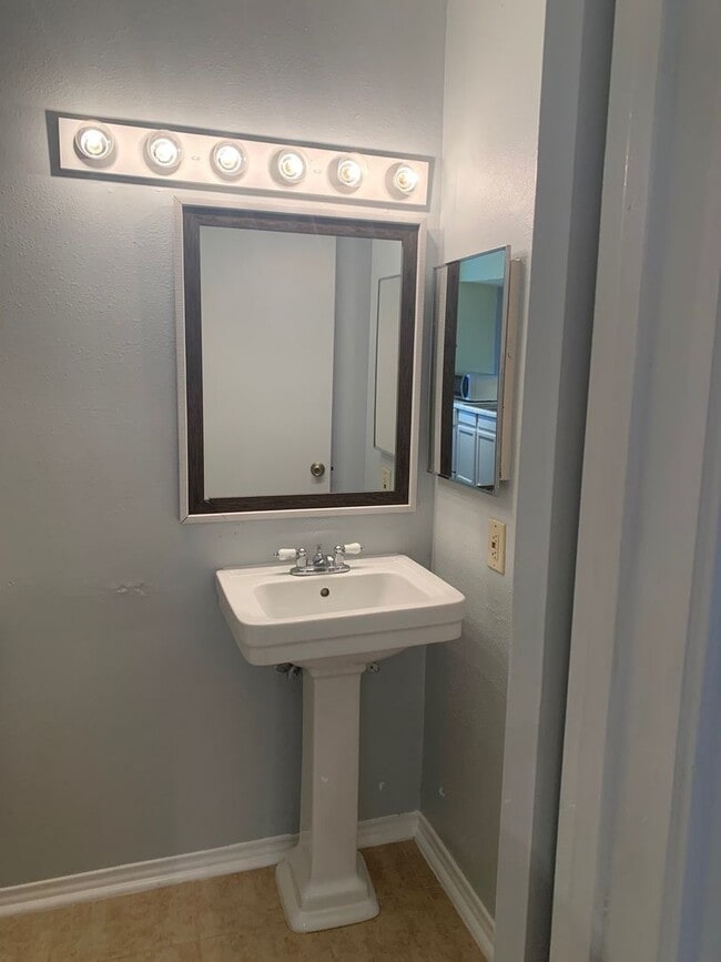 Building Photo - Ready for Move In  Nice & Clean 1 Bedroom ...