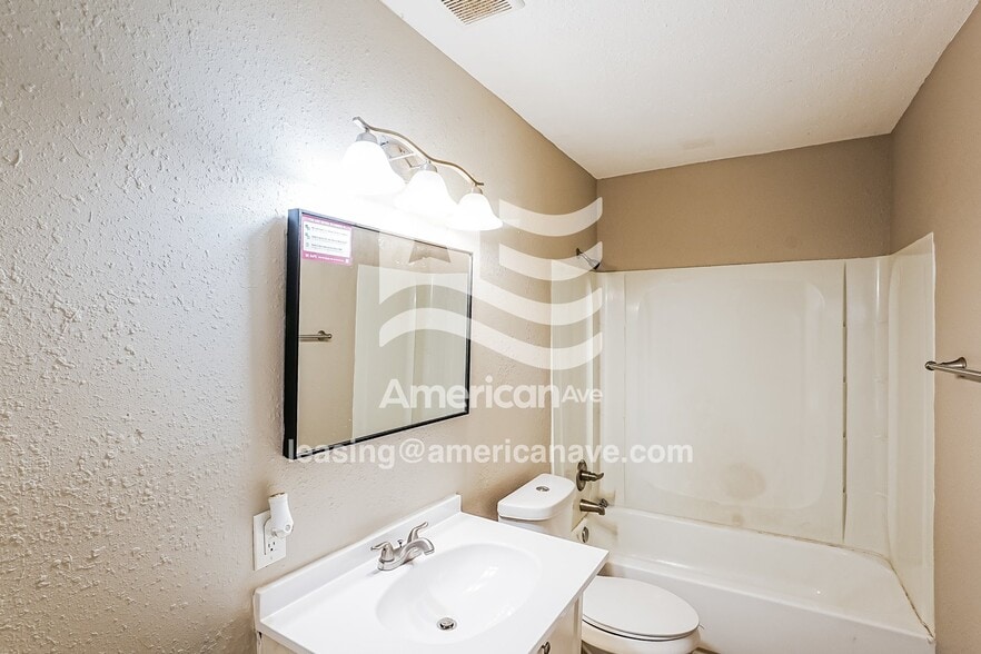 Building Photo - 3027 Woodside Dr