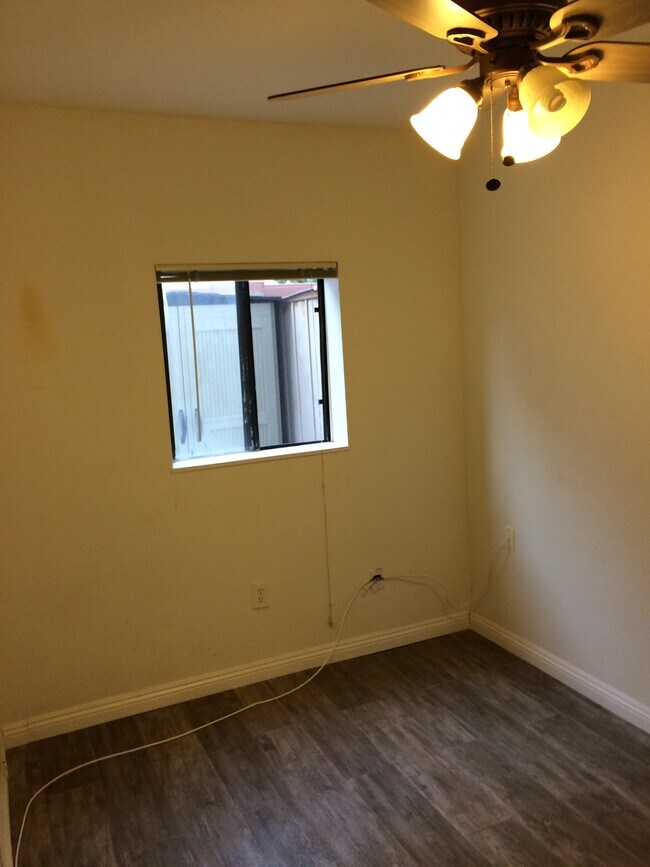 Building Photo - 4015 Crest Dr