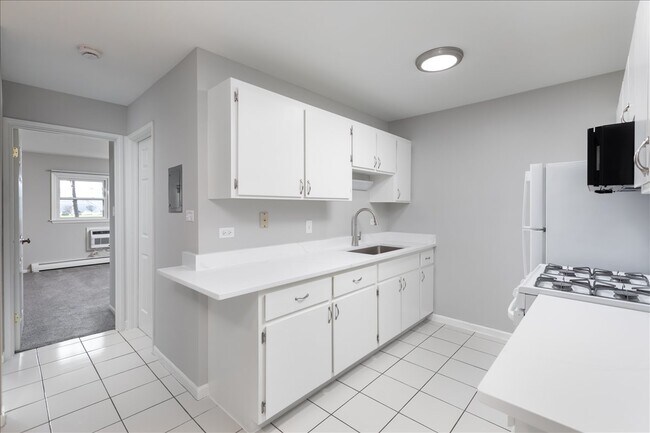 Building Photo - 5740 East Ave