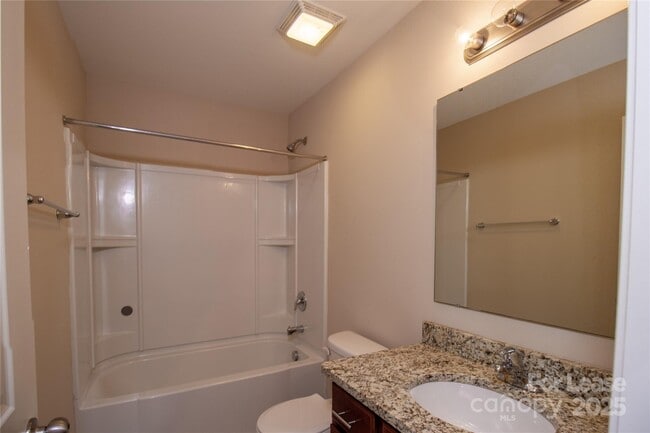 Building Photo - 824 Summerlake Dr