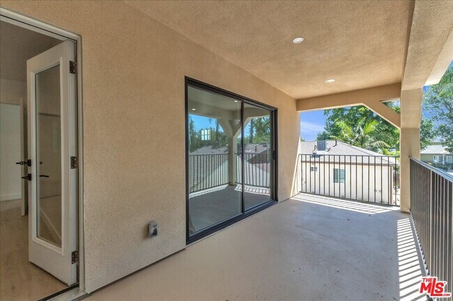 Building Photo - 6913 1/2 Encino Ave