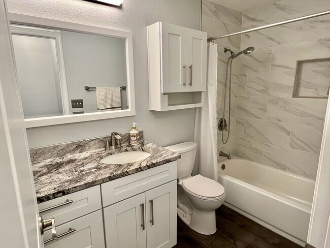 Building Photo - Woodinville ~ Woodland Hills Condo