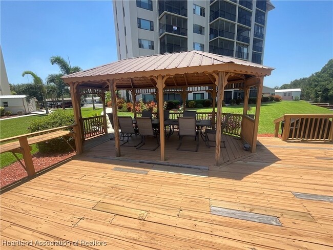 Building Photo - 121 Country Club Dr