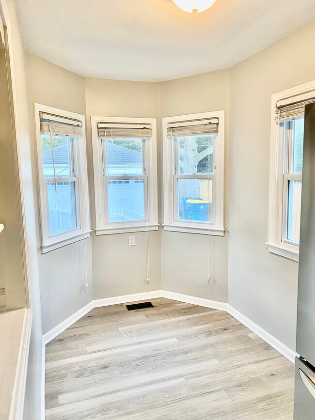 Cozy breakfast nook - 5223 Ralston Ave