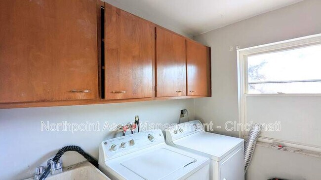 Building Photo - 3599 Schwartze Ave