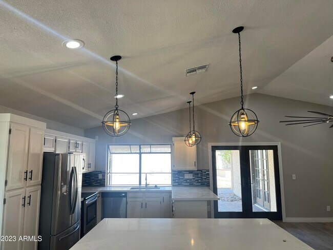 Building Photo - 1733 N La Rosa Dr