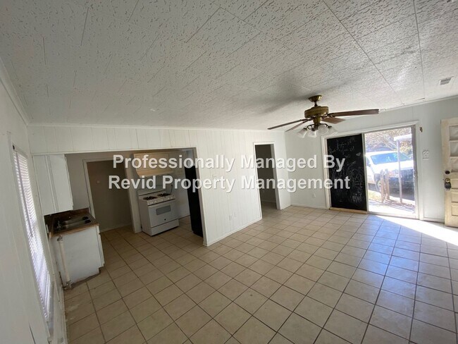 Building Photo - Large 3 bedroom home!