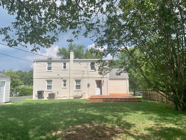 Building Photo - 903 Willow Lawn Dr